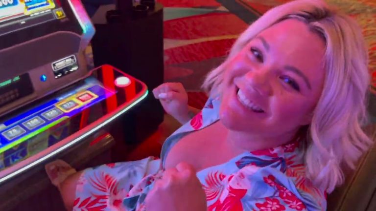 Babe Put $100 in a Slot at Bellagio Las Vegas, You Wont Believe What Happened